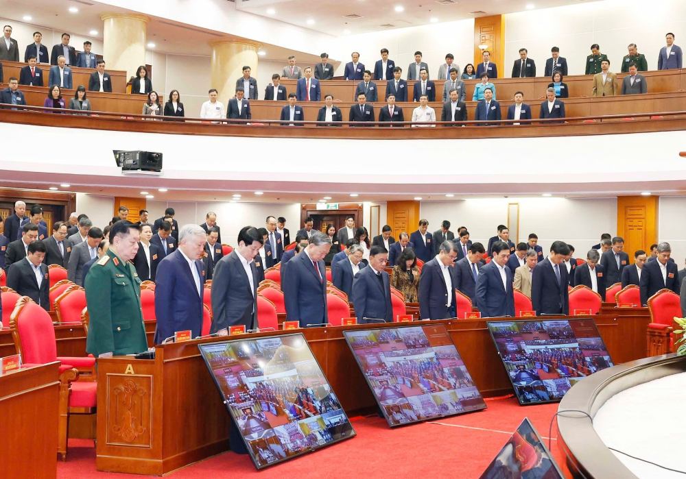 Tong Bi thu To Lam va lanh dao Dang, nha nuoc, cac dai bieu danh 1 phut mac niem doi voi nhung nguoi dan bi thiet mang do bao lu. Anh: TTXVN 