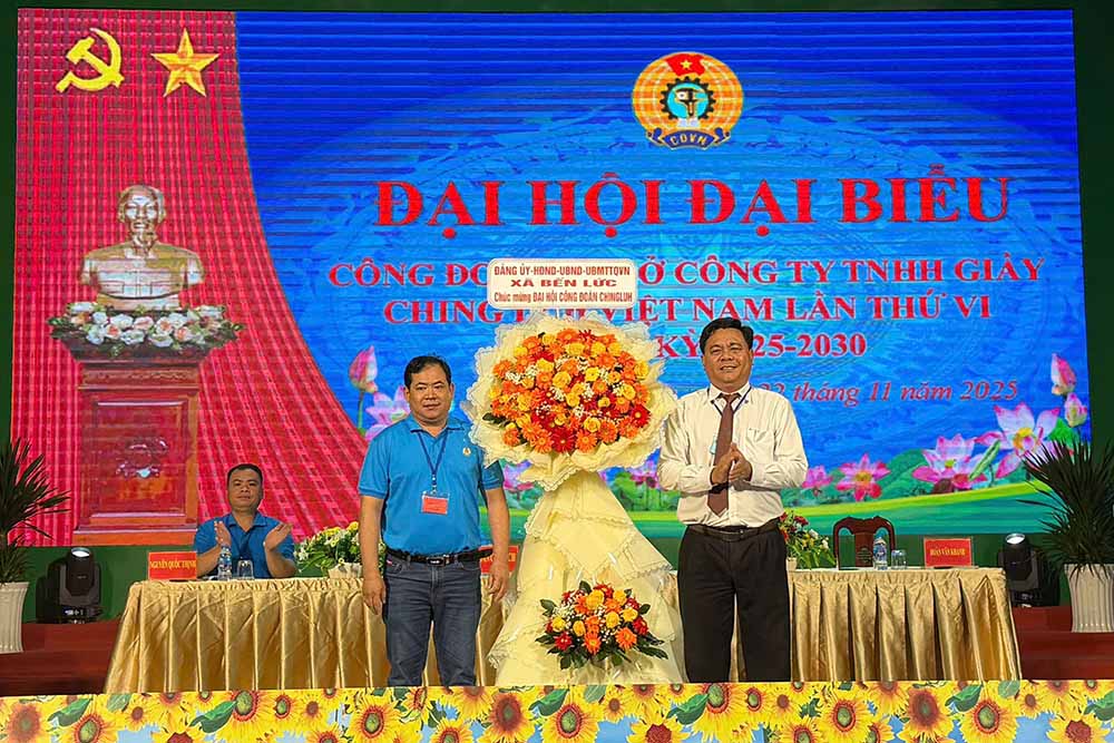Chu tich Lien doan Lao dong tinh Tay Ninh Tran Le Duy (phai) tham du Dai hoi Cong doan co so Cong ty TNHH giay Ching Luh Viet Nam. Anh: CDCS Ching Luh