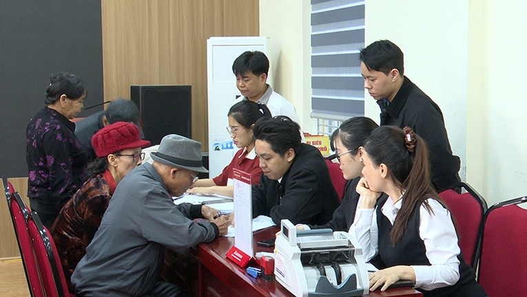 Nguoi dan nhan tien den bu, ho tro giai phong mat bang. Ảnh: Cong TTDT Phu Lien