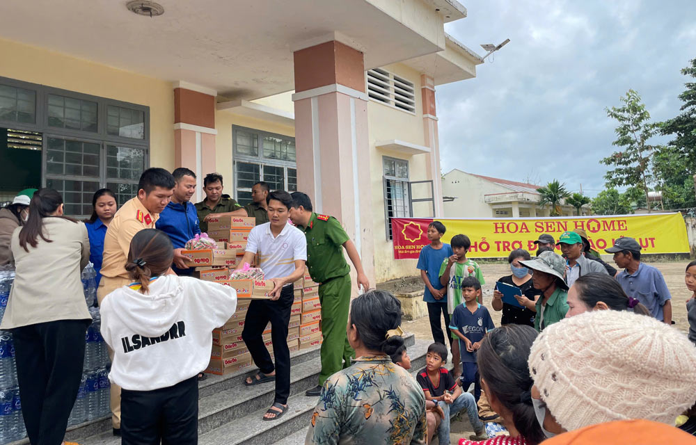 Hoa Sen Group transported relief goods to support people in the flooded areas of the Central region. Photo: Provided by the enterprise