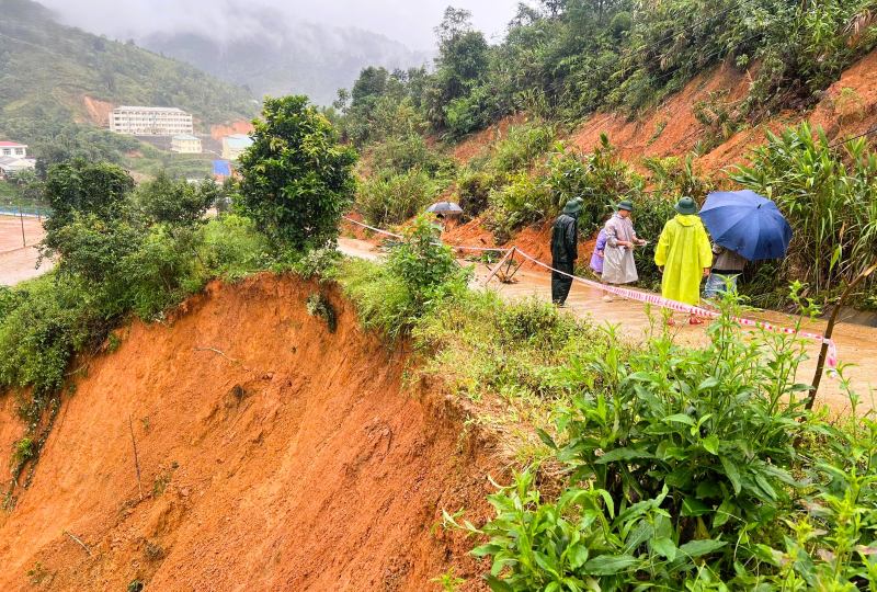 Nhieu xa vung cao o Da Nang sat lo trong mua lu. Anh: Truong An