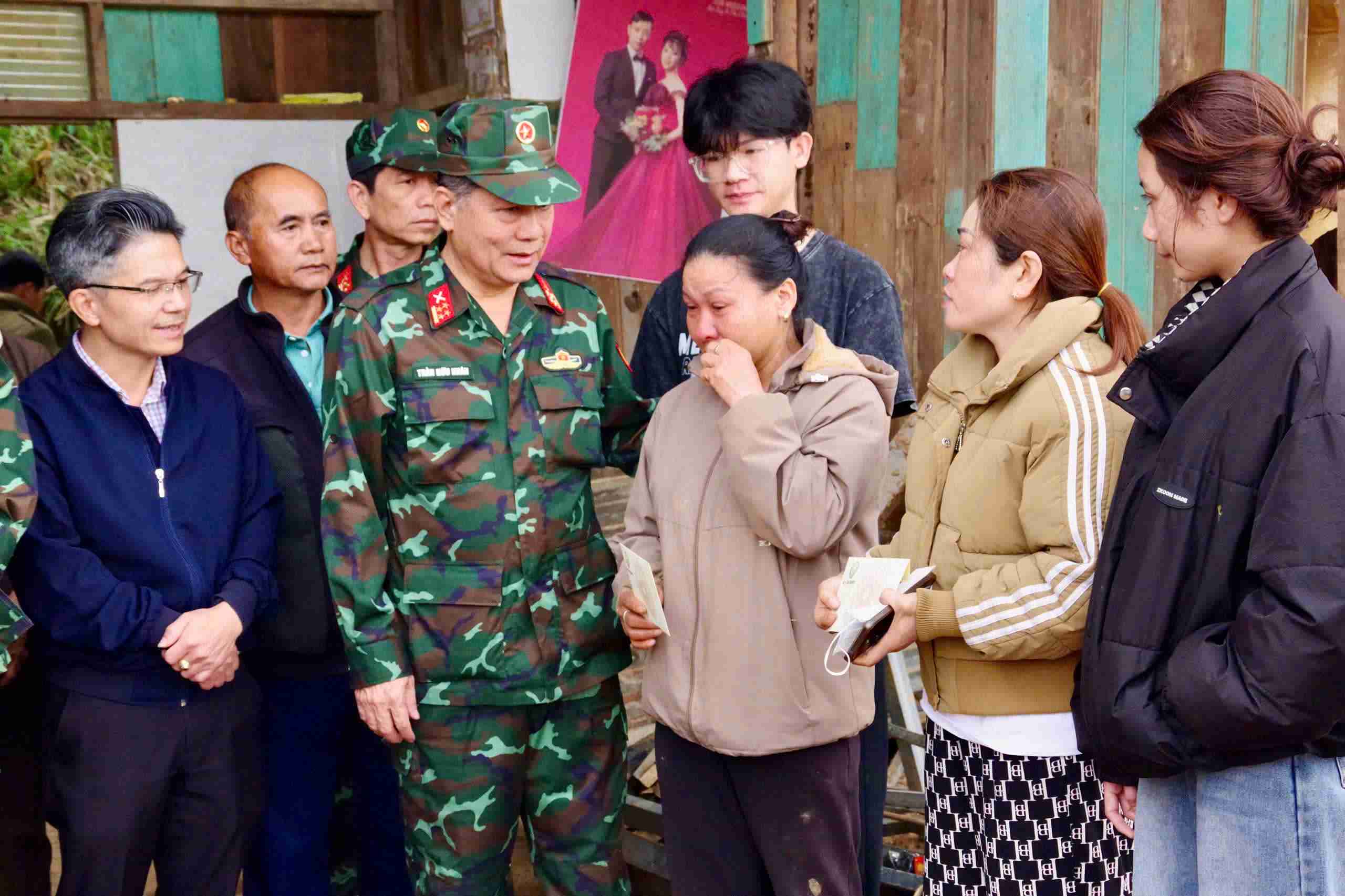 Quan khu 7 toi tham, dong vien va chia se kho khan cung nguoi dan vung lu Lam Dong. Anh: Than Hy