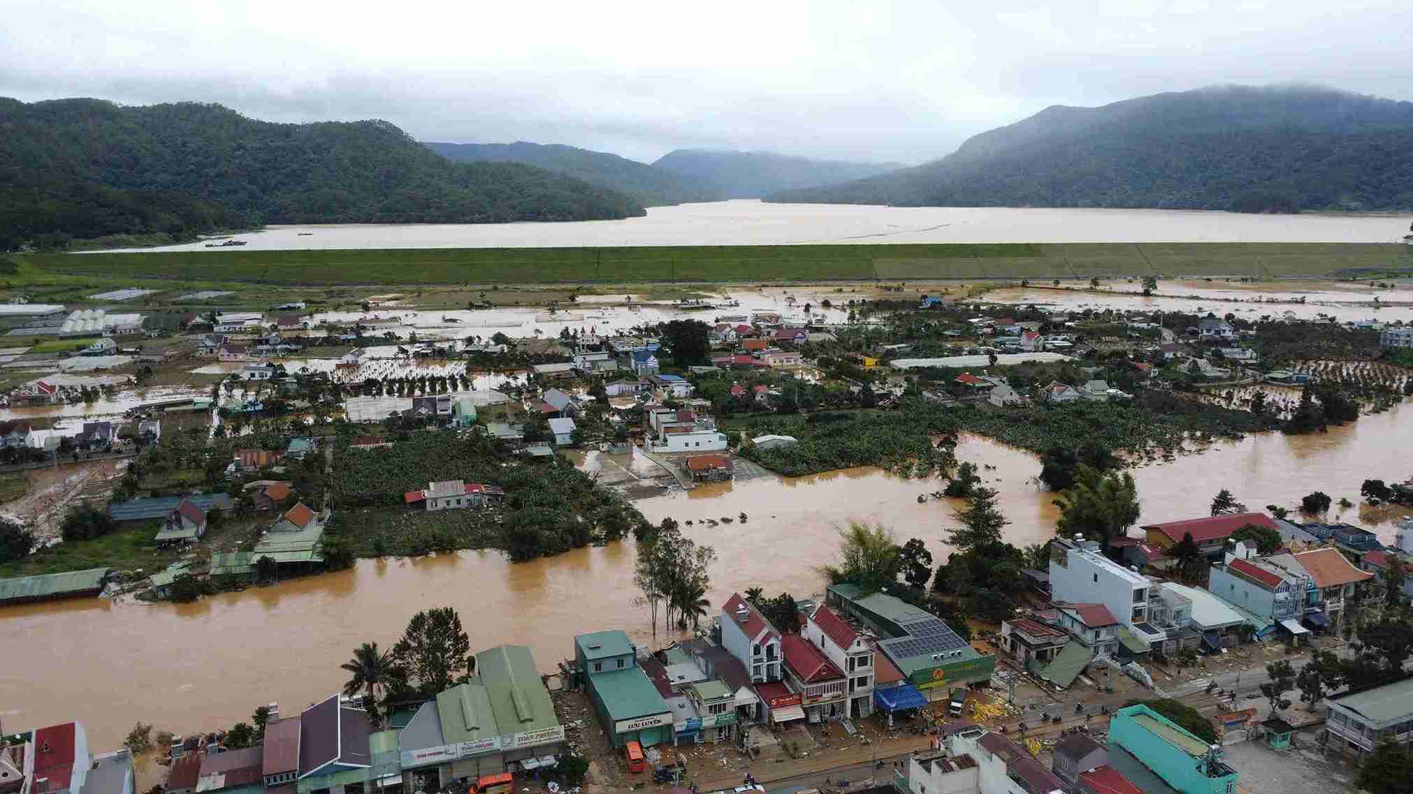 洪水によりラムドン市に1兆VND以上の被害が発生し、5人が死亡した。写真: フック・カーン