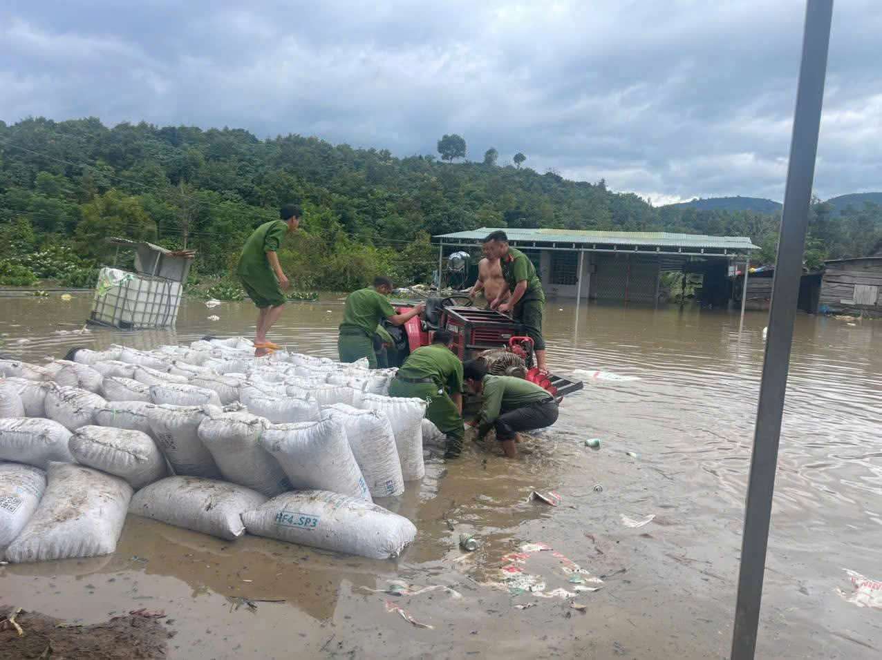 Luc luong Cong an Lam Dong ho tro nguoi dan khac phuc hau qua mua lu. Anh: Phuc Khanh