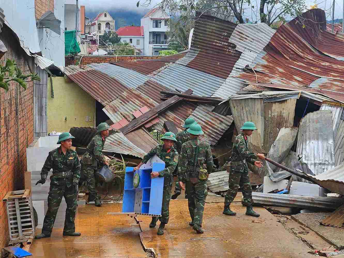 Luc luong Quan doi tinh Lam Dong va Quan khu 7 ho tro nguoi dan khac phuc hau qua mua lu. Anh: Than Hy