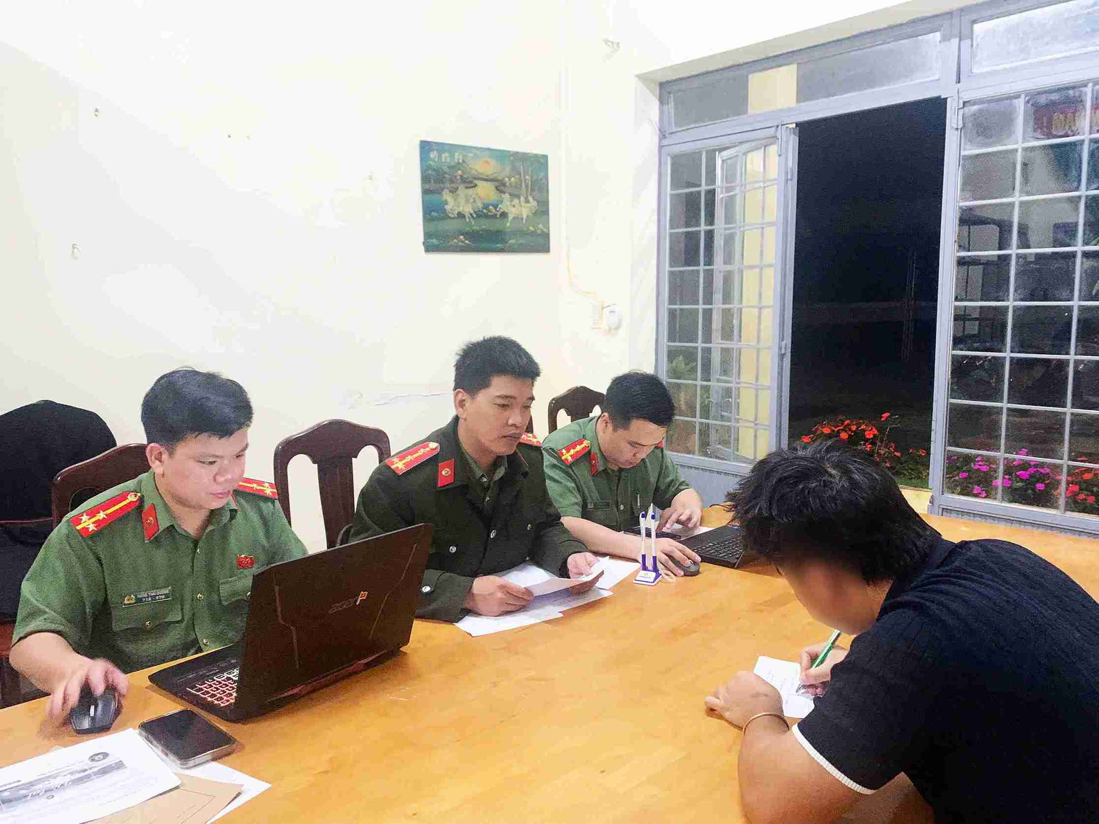 Lam Dong Provincial Police worked and handled a case of posting false information about floods. Photo: Provided by the police