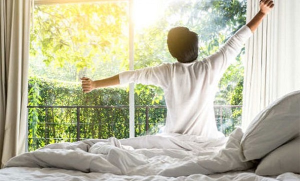 Prevent anemia by sunbathing for 10-15 minutes, drinking lemon honey water, and eating iron-rich foods in the morning. Photo: Thao Nhung