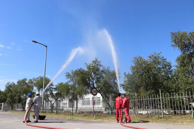 Les employés de la société par actions de pétrochimie et de fibres de Việt Nam pratiquent une formation en prévention et lutte contre les incendies et en sauvetage. Photo : CĐP