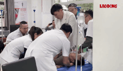 A few minutes after entering the hospital, the man suffered a stroke, purple skin, and foam on the edge. Photo: Quang Binh Friendship Hospital