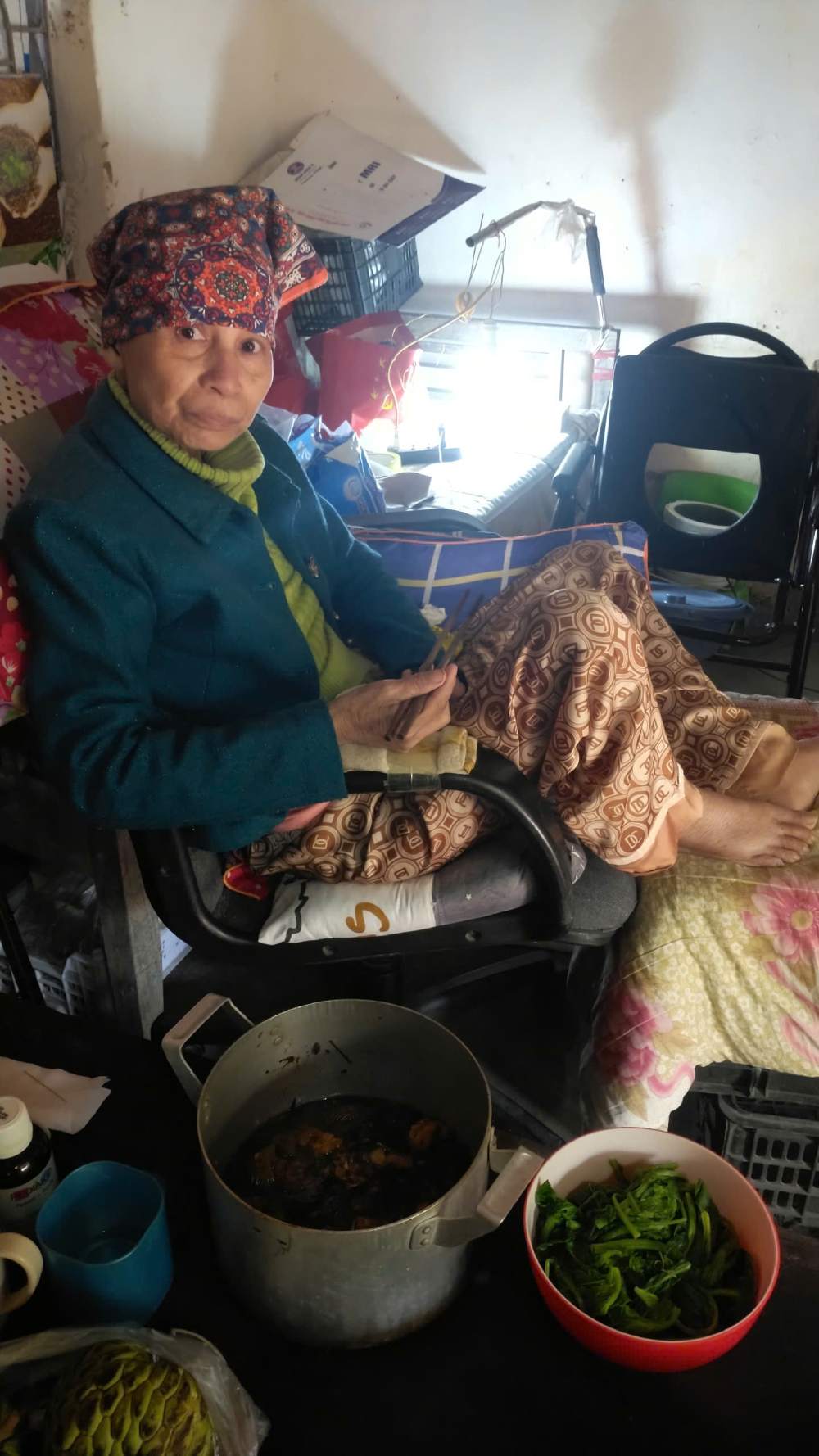 Theo anh Son, nhung ngay nay ba Pham Thi Hien khong di lai duoc, moi sinh hoat deu phai co nguoi ho tro. Anh: NVCC