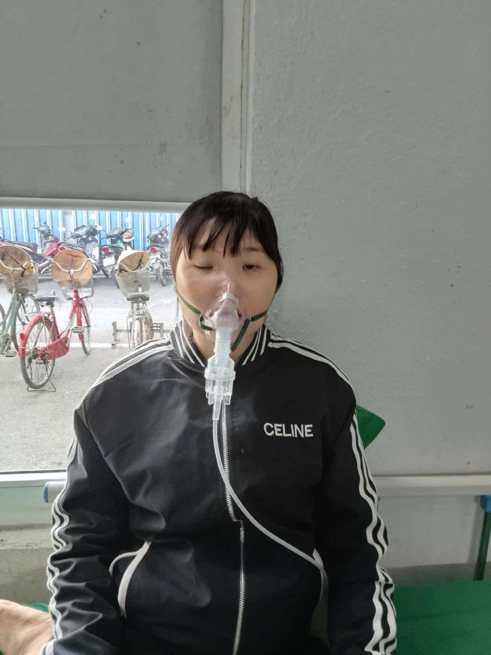 Vo anh Dao Van Son khuyet tat do tai nan, thuong xuyen di vien. Anh: NVCC