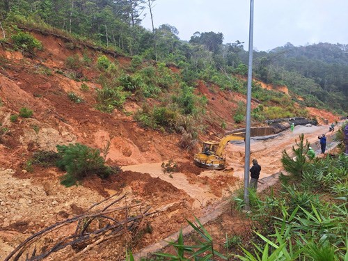 The landslide near Ba Tang slope in Mang Den commune (Quang Ngai) caused traffic congestion. Photo: Thanh Tuan