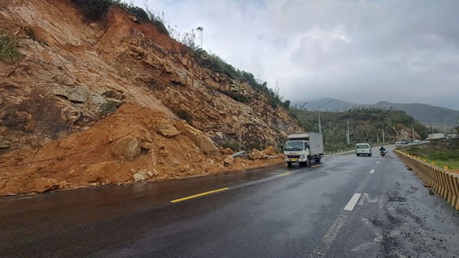 Ngay 24.11, do anh huong cua mua lu keo dai, tuyen duong deo ket noi khu vuc phia Dong tinh Gia Lai voi tinh Dak Lak (doan tu Quy Nhon di thi xa Song Cau cu) da xuat hien nhieu diem sat lo, gay nguy hiem cho phuong tien luu thong. Anh: Hoai Luan