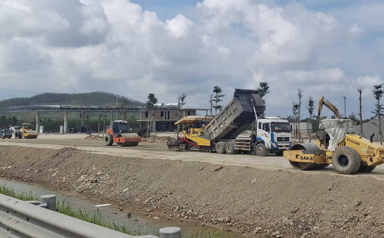 The plan to put the Ham Nghi - Vung Ang expressway temporary rest stop into operation has been delayed many times. Photo: Tran Tuan