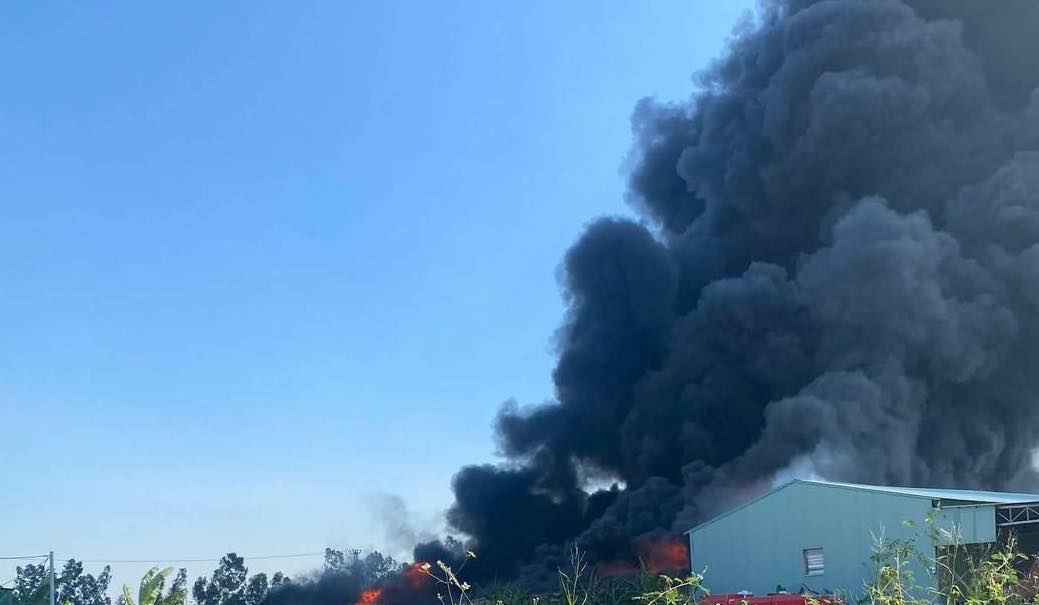 Khoi den boc cao tu vu chay xuong nhua o xa Truong Tan, Hai Phong. Anh: Nguoi dan