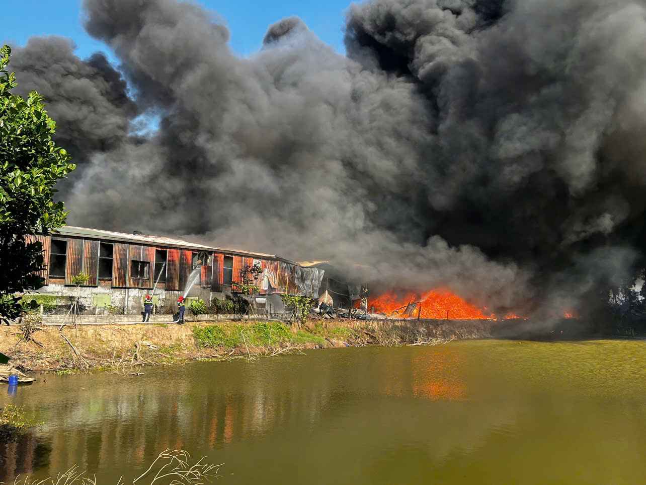 The scene of the plastic factory submerged in black smoke. Photo: Provided by the people