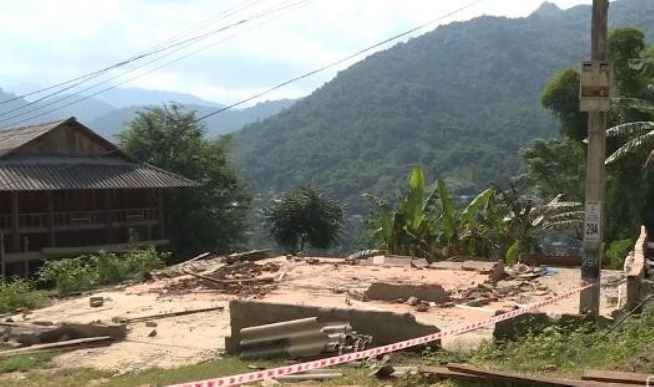 洪水により、タインホア州チュンリーコミューンの多くの人々の家が流されました。再定住地域では今も何百人もの人々が新しい家を待っています。写真: トラン・ラム