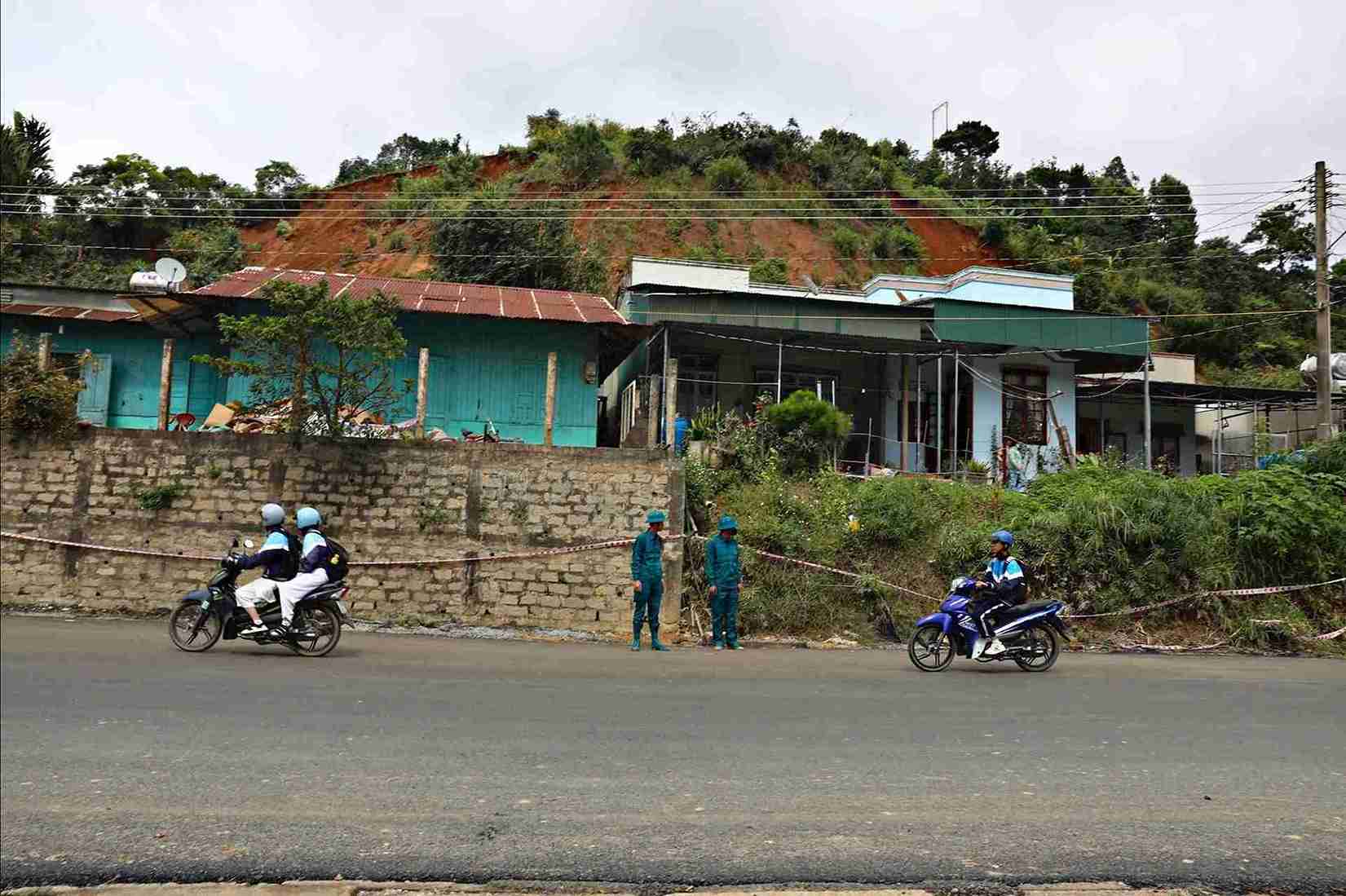 Hien truong qua doi Trang Bang xuat hien vet nut keo dai duoc phong toa de dam bao an toan. Anh: Than Hy