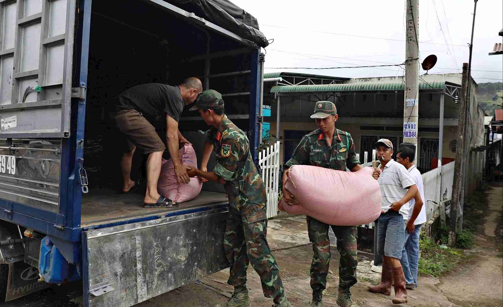 Luc luong quan doi ho tro nguoi dan di doi tai san den noi an toan. Anh: Phuc Khanh