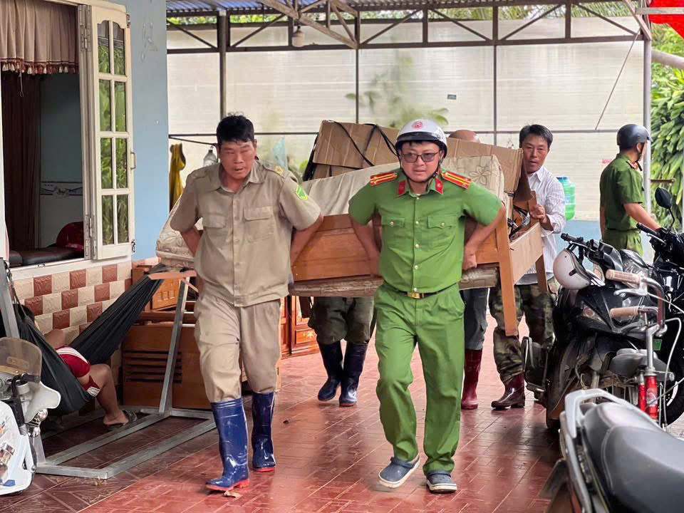 Cong an phoi hop voi cac luc luong ho tro so tan nguoi dan den noi an toan. Anh: Phuc Khanh