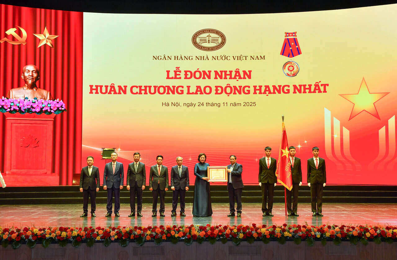 Prime Minister Pham Minh Chinh presented the First Class Labor Medal to the State Bank. Photo: SBV.