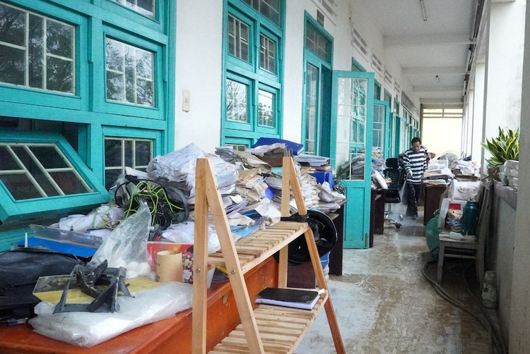 Truong THCS Nhon Binh (Quy Nhon Dong, tinh Gia Lai) ngon ngang sau bao lu. Anh: MOET 