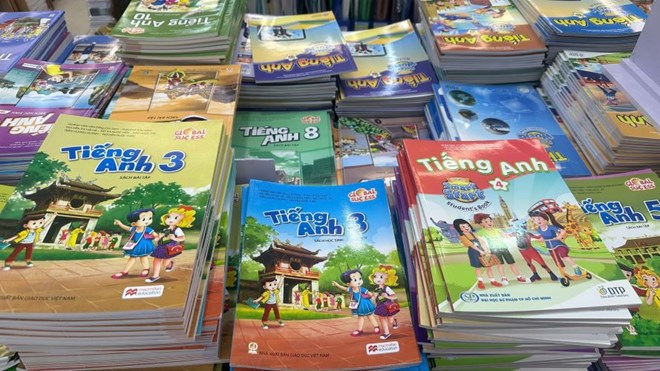 24h Education: Free distribution of textbooks; Admission to 10 students without needing to take extra classes. Photo: Anh Duc