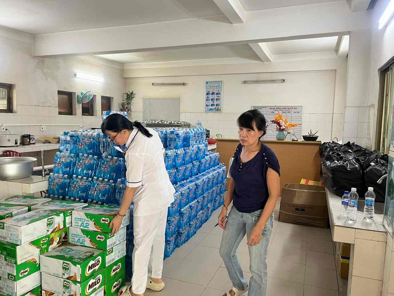 Benh vien chu dong du tru nuoc sach va thuc pham de dam bao sinh hoat, suat an cho benh nhan, nguoi nha va nhan vien y te. Anh: Mai Le