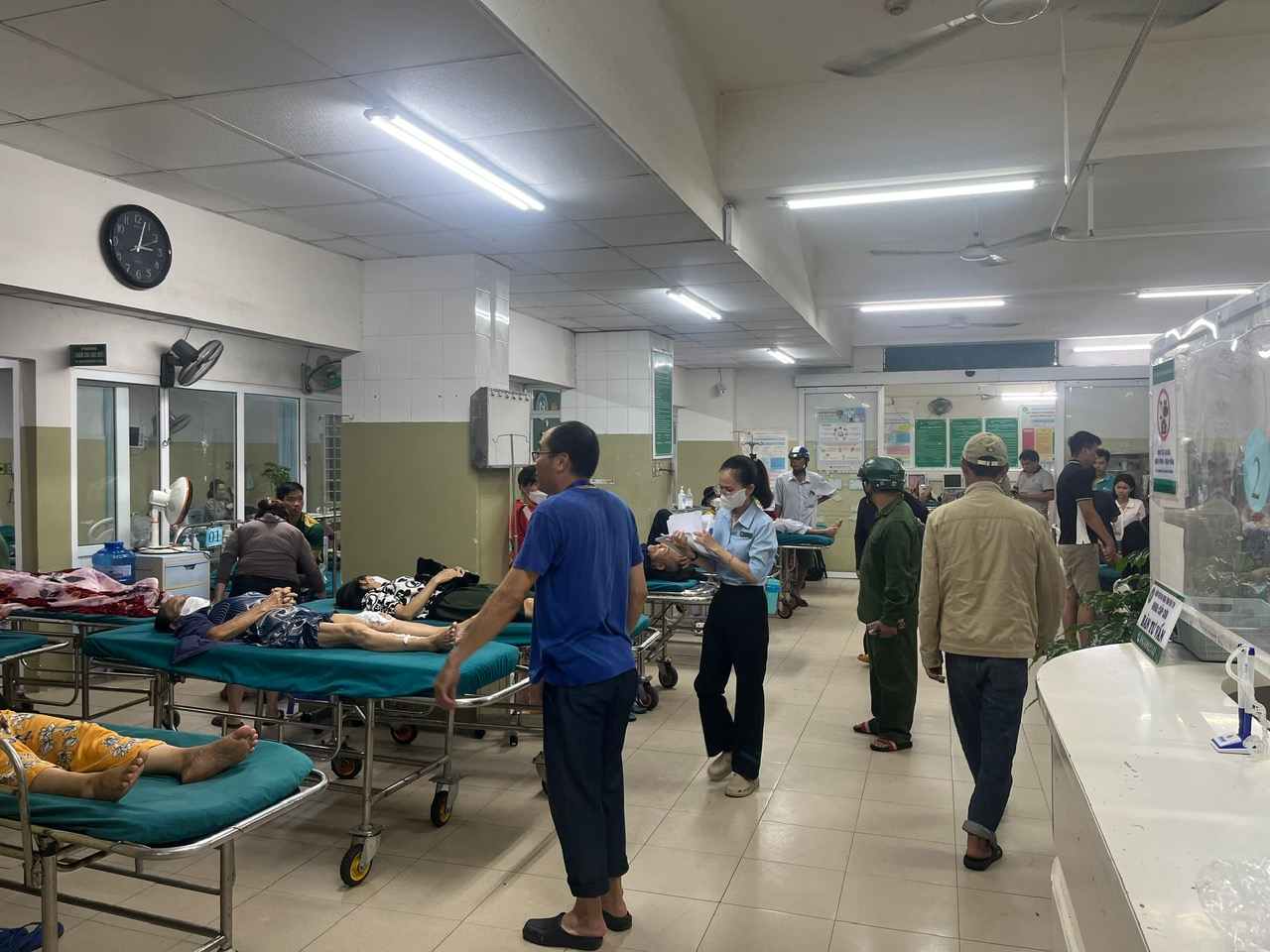 After the flood, Phu Yen General Hospital (Dak Lak province) was overloaded, the number of patients coming for examination and treatment increased dramatically. Photo: Mai Le