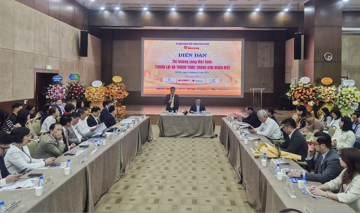 Duoi day la **chu thich anh** bam sat ten dien dan:  **Cac chuyen gia thao luan va dua ra nhieu gop y tai Dien dan Thi truong Vang Viet Nam: “Thuan loi va thach thuc trong giai doan moi”.** 