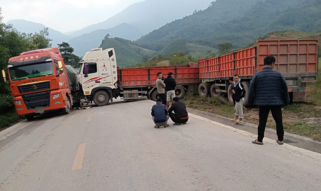 교통 사고로 인해 국도 12A가 3시간 이상 막혔습니다. 사진: 반 타오
