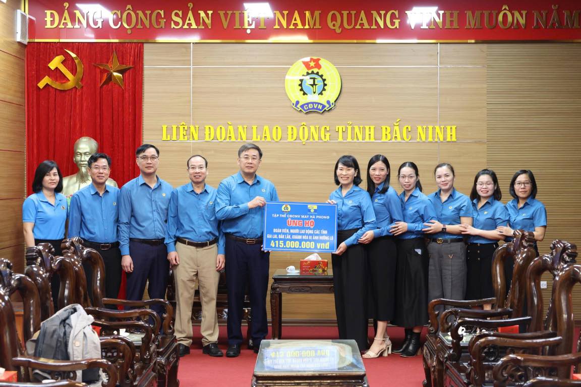 The Bac Ninh Provincial Federation of Labor received 415 million VND in support from officers, union members, and workers of Ha Phong Garment Export Joint Stock Company. Photo: Nguyen Huyen