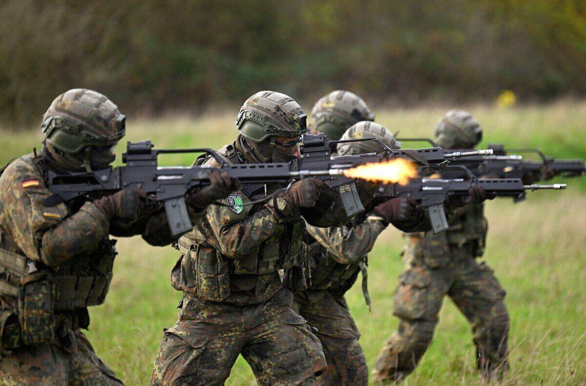 신병들이 2025년 11월 독일 서부 알렌바라의 독일군(Bundeswehr) 베스트팔렌-카제른 부대에서 G36 돌격 소총으로 전투 훈련에 참가하고 있습니다. 사진: AFP