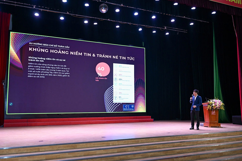 ONECMS集団編集局の製品ディレクターであるブイ・コン・ズイエン氏は、多くの国のユーザーがニュースを避け、報道機関からの情報を更新しない傾向があることを指摘しました。写真:ミン・ソン