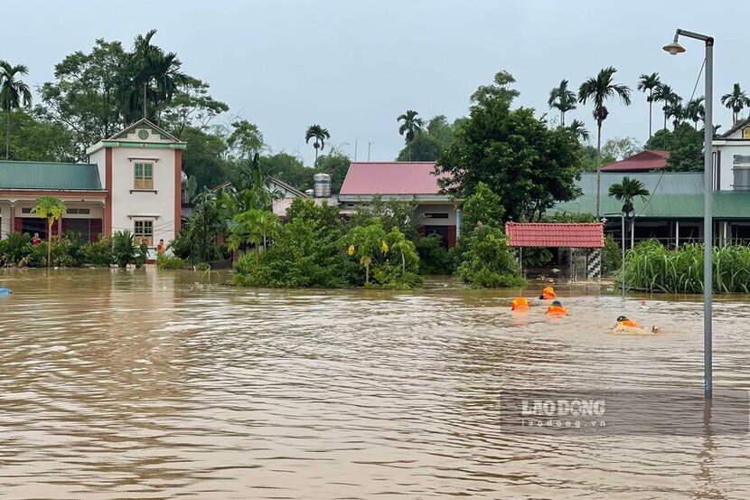 Nuoc lu song Hong tran qua de gay ngap lut tai xa Hien Luong, huyen Ha Hoa cu sau con bao so 3 Yagi nam 2024. Anh: To Cong.