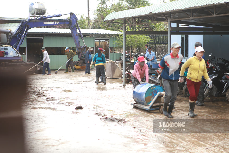 Cong nhan lao dong Cong ty TNHH Duc Toan don dep bun dat trong kho xuong. Anh: Hoai Phuong