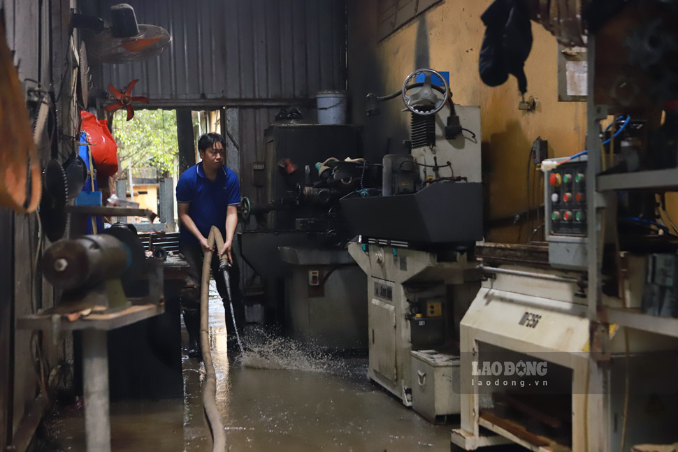 Una serie de maquinas en el taller de Duc Toan Co. Ltd. (Zona Industrial Phu Tai barrio de Quy Nhon Bac provincia de Gia Lai) inundadas profundamente durante las inundaciones causando graves daños. Foto: Hoai Phuong