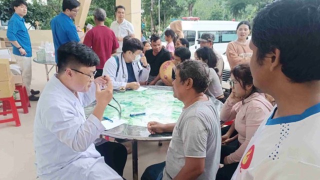 Ho Chi Minh City doctors examined and treated patients, distributed free medicine to people in flooded areas of Khanh Hoa. Photo: Huu Long