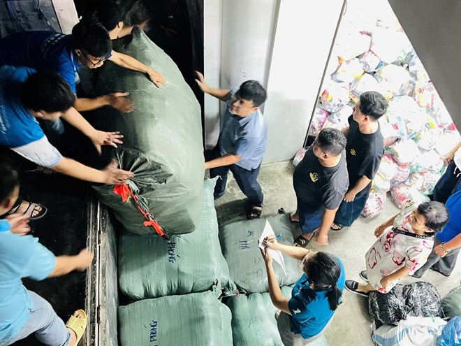 Ho Chi Minh City residents join hands to support people in flood-affected areas. Photo: Quang The