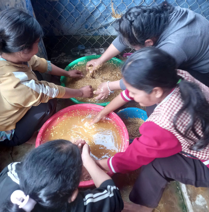 Hoc vien thuc hanh ky thuat cham soc, nuoi duong thoc giong cho vu mua. Anh: Mai Hoa