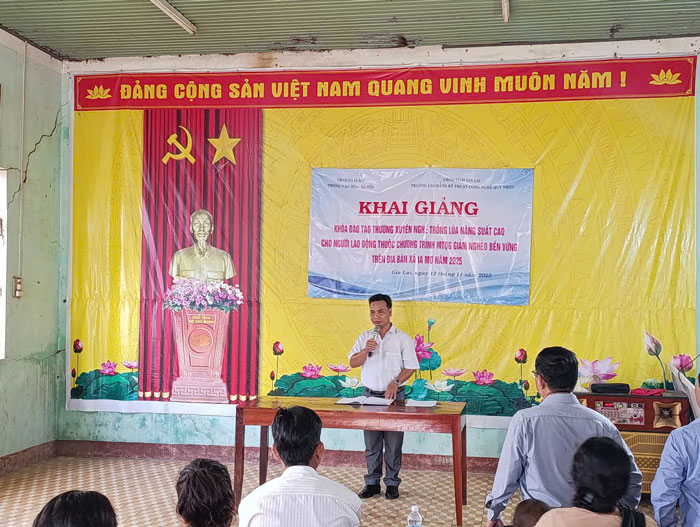 Khai giang lop day nghe, thu hut nhieu lao dong mien nui den hoc tap. Anh: Mai Hoa