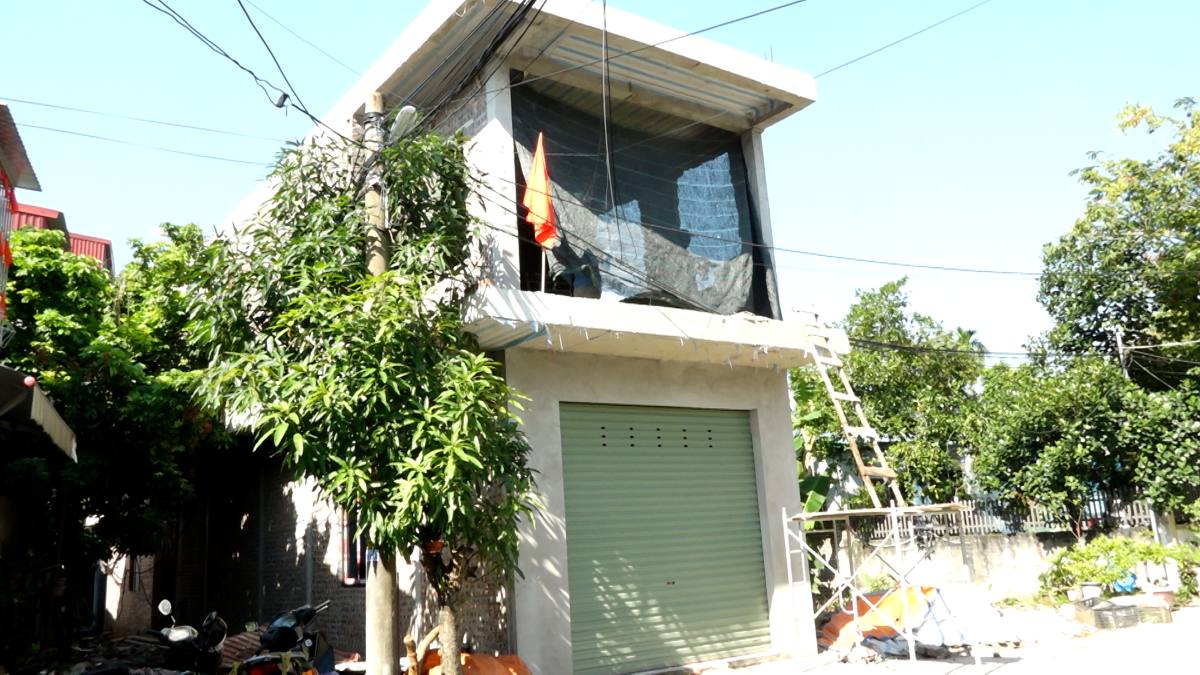 Los residentes de Kién An se apresuran a demoler las obras infractoras. Foto: Oficina de Informacion y Comunicaciones del distrito de Kién An Hai Phong