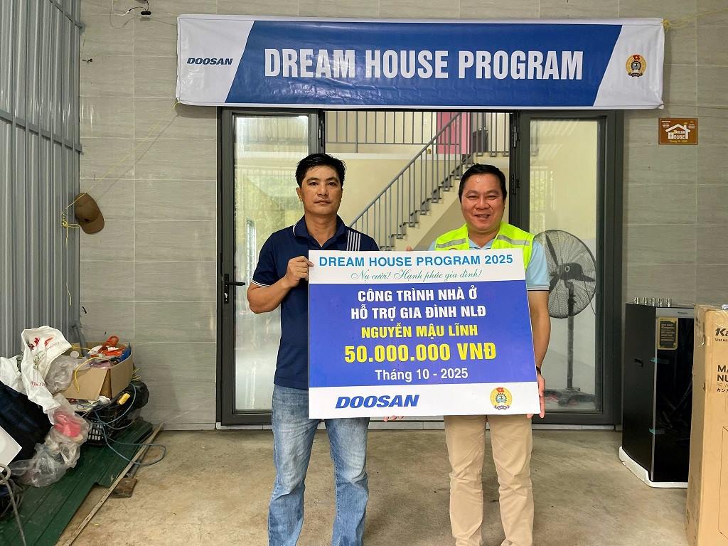 Doosan Enerbility Vietnam Co. Ltd.の労働組合が、組合員のNguyen Mau Linh(左)に「Dream House」の回収と引き渡しを行った。写真:Vien Nguyen