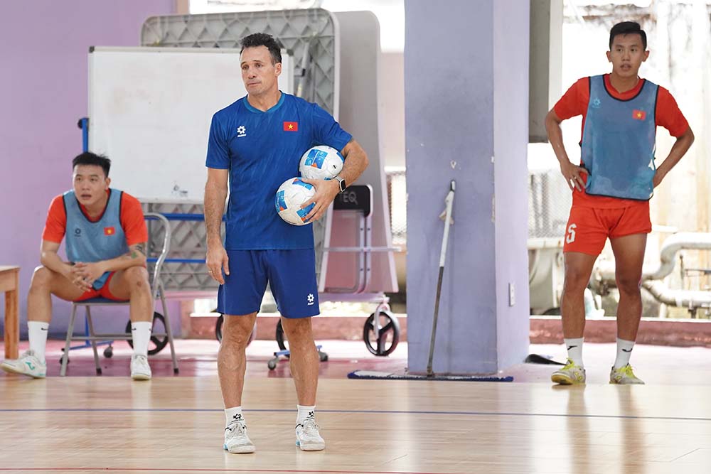 Huan luyen vien Diego Giustozzi ki vong vao luc luong tre. Anh: Thanh Vu