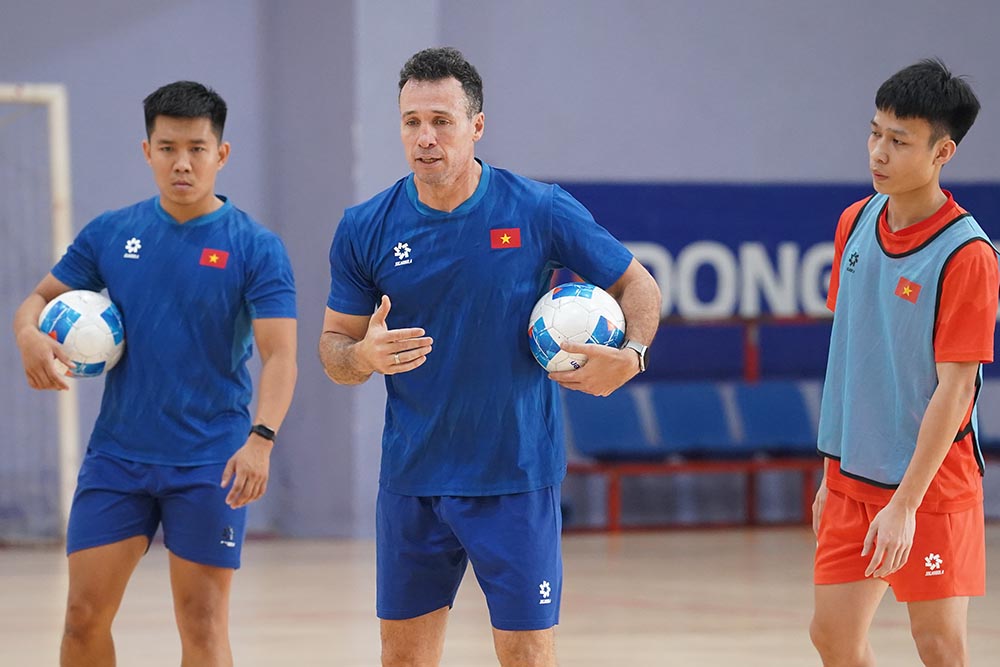 베트남 풋살 대표팀의 디에고 주스토치 감독 (가운데). 사진: 탄 부