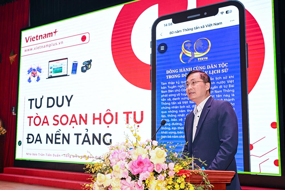Nha bao Tran Tien Duan, Tong Bien tap Bao Dien tu VietnamPlus, Thong tan xa Viet Nam trinh bay chuyen de. Anh: Minh Son