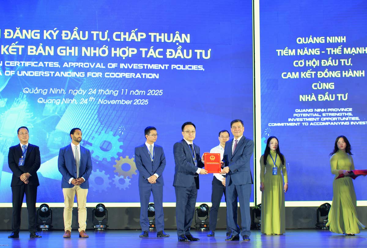 Investors received decisions approving investment policies and investment registration certificates for projects at the conference. Photo: Doan Hung