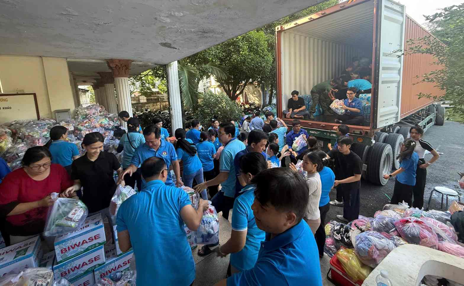 Cong doan TPHCM dang huy dong cac tinh nguyen vien phan loai, dong goi hang hoa ho tro nguoi dan vung lu. Anh: Cong doan cung cap