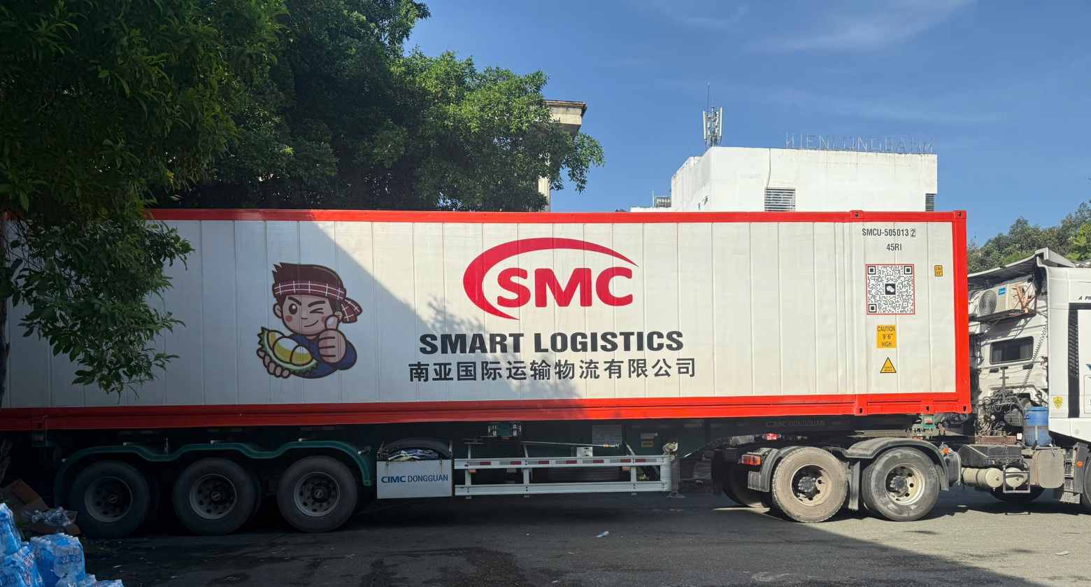 Cong doan TPHCM dang tap trung to chuc phan loai, dong goi va boc xep hang hoa len cac container. Anh: Cong doan cung cap