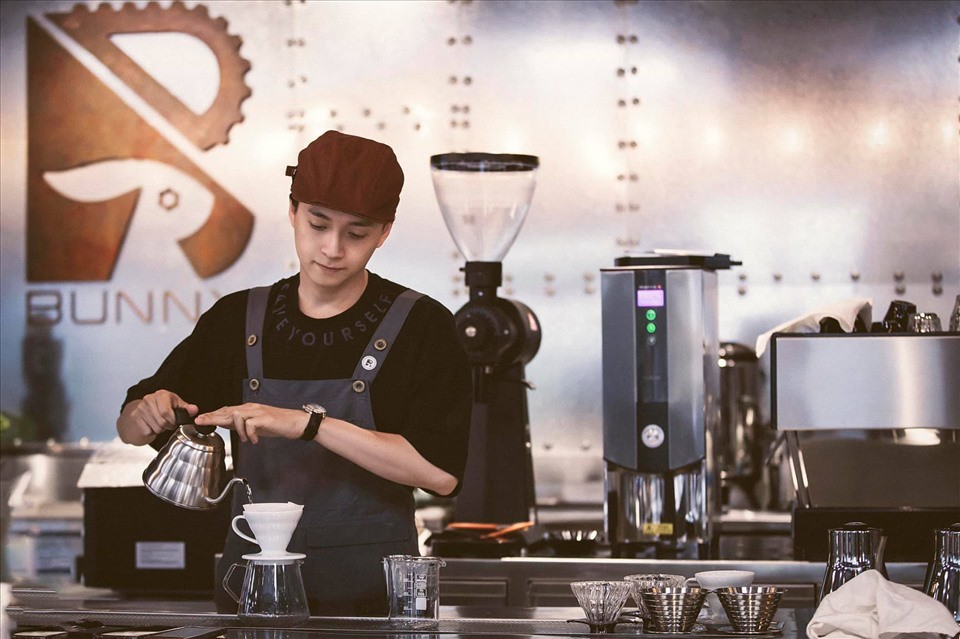 Ngo Kien Huy con la ong chu cua quan ca phe o trung tam TPHCM. Anh: Nghe si cung cap.